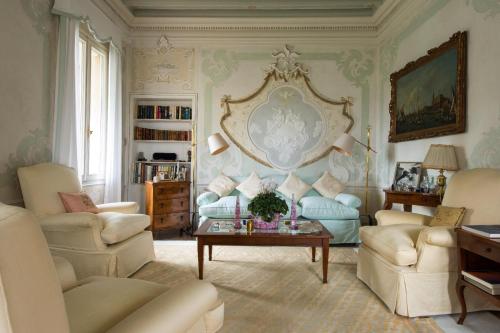 a living room with a couch and chairs and a table at Villa il Galero in Asolo