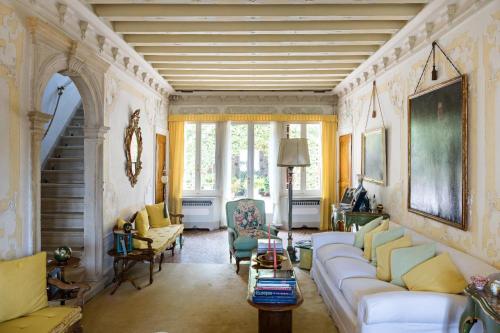a living room with a white couch and chairs at Villa il Galero in Asolo