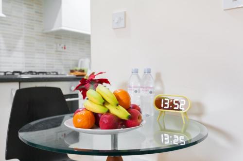 ロンドンにあるEuston Budget Apartments and Roomsのキッチンのガラステーブルに盛られた果物