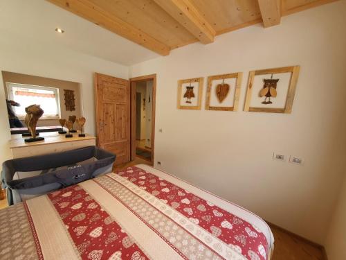 une chambre avec un grand lit dans une pièce dans l'établissement Casa Sandra Moena by Go new Location, à Moena