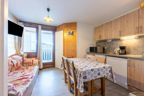 une cuisine avec une table et une salle à manger dans l'établissement La Croix du Sud, à Valmeinier