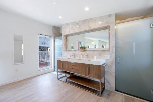 Una cocina o cocineta en Day Dreams by AvantStay Prime Walkable Hollywood Location Studio w Balcony