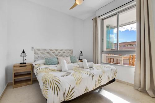 Una cama o camas en una habitación de Vistamarina B308 By IVI Real Estate