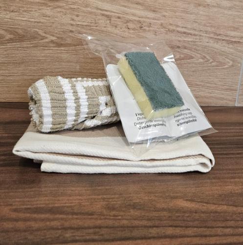 - une pile de serviettes assises au-dessus du parquet dans l'établissement Petite maison, Oyonnax centre, à Oyonnax