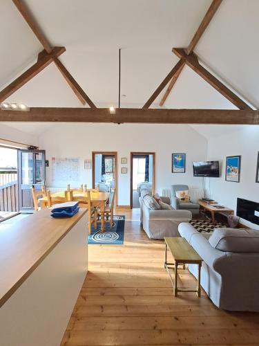una sala de estar con un sofá y una mesa en Church Farm Barns, en Thurgarton