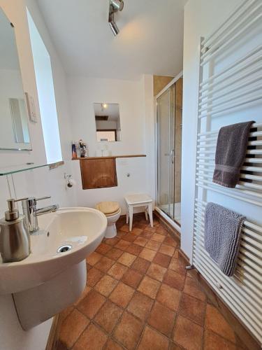 Un baño con un lavabo blanco y un inodoro. en Church Farm Barns, en Thurgarton