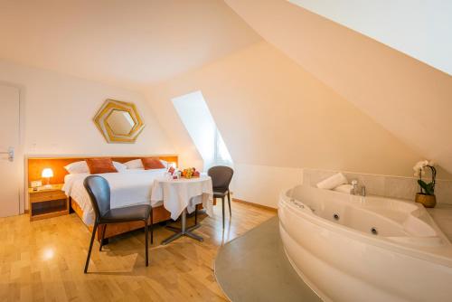 Postel nebo postele na pokoji v ubytování Hôtel du Cheval Blanc - City center