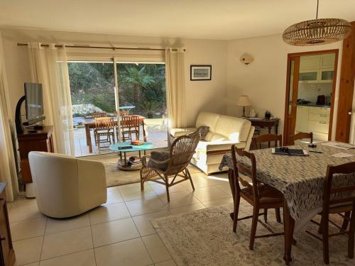 un salon avec une table et un canapé dans l'établissement Maison charmante 6 personnes, à Arcachon