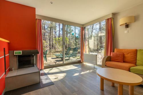 un salon avec un canapé et une table dans l'établissement Cottage-4p- Les Hauts de Bruyères-201, à Chaumont-sur-Tharonne