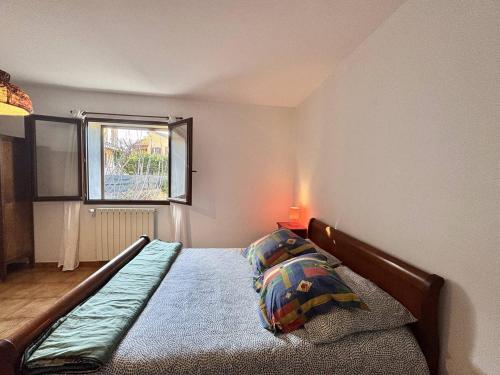 una camera da letto con un letto con un cuscino e una finestra di Villa traditionnelle avec vue imprenable sur les montagnes a Sartène