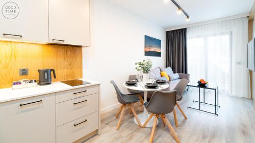 a kitchen and dining room with a table and chairs at Apartamenty Good Time - Belle View - Centrum in Szklarska Poręba