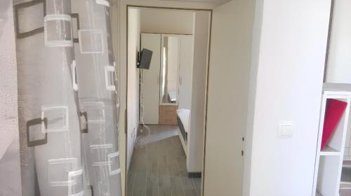 a hallway with an open door to a bathroom at Charming apartment with sea view in Sumartin - 27 sqm in Sumartin