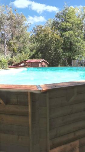 Photo de la galerie de l'établissement Bungalow charmant à Saint-Hilaire-sous-Romilly avec piscine, à Saint-Hilaire-sous-Romilly