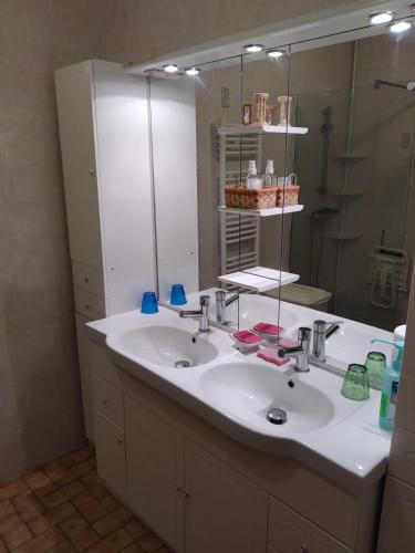 une salle de bain avec un lavabo blanc et un miroir dans l'établissement Sea & Mountain House, à Saint-André