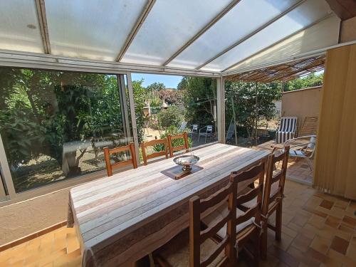 une salle à manger avec une table et une grande fenêtre dans l'établissement Sea & Mountain House, à Saint-André