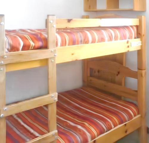 quelques lits superposés dans une chambre dans l'établissement Appartement au pied des pistes à La Plagne - Vue sur montagne -, à La Plagne