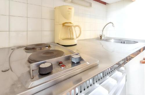 - une cuisine avec un plan de travail, un mixeur et un évier dans l'établissement Appartement au pied des pistes à La Plagne - Vue sur montagne -, à La Plagne