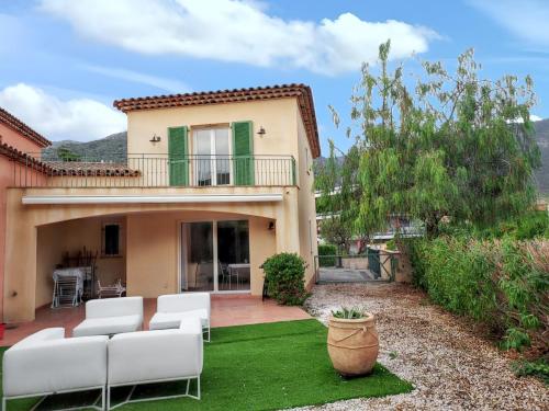 Maison de vacances confortable avec jardin et terrasse au Lavandou