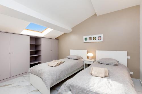 - une chambre avec 2 lits et une lucarne dans l'établissement Le Napoléon, 1min Palais des Festivals, à Cannes