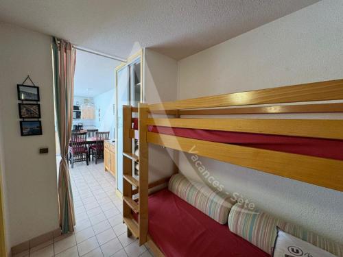 une chambre avec un lit superposé dans une pièce dans l'établissement STUDIO 4 PERS, PKG, 1ERE LIGNE MER, PISCINE, TENNIS, à Sète
