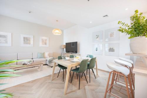 Free housekeeping visits during your stay - StayShort - Cozy 1-Bedroom Apartment for 4 in Dubai Marina!
