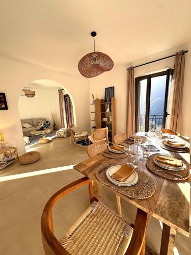 un salon avec une table et des chaises en bois dans l'établissement Résidence Hôtelière CASA DI BABBÒ, Porto, à Porto Ota