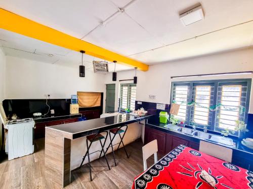 カトゥナーヤカにあるHOSTEL KATUNAYAKE At COLOMBO AIRPORT TRANSITのキッチン(カウンター、シンク、カウンタートップ付)