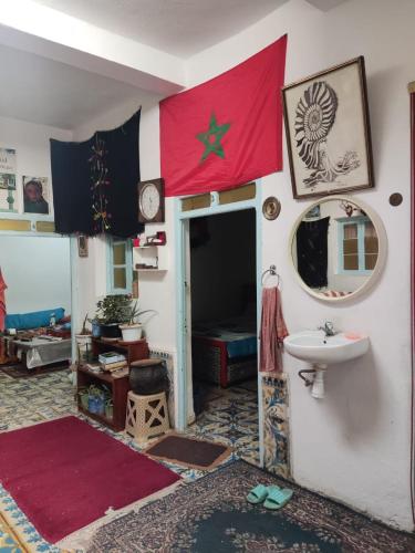 a room with a flag of iraq and a sink at Coopérative Tourisme Social Maison D'hôtes in Midelt