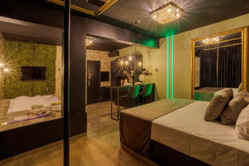 a bedroom with a large bed and a mirror at Medieval Motel SPA - Porto Alegre-RS in Porto Alegre