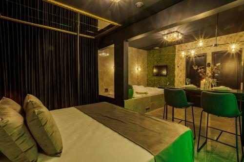 a bedroom with a bed and a bathroom with a tub at Medieval Motel SPA - Porto Alegre-RS in Porto Alegre