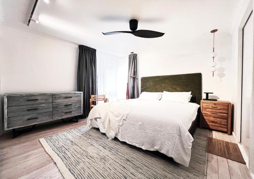 Postel nebo postele na pokoji v ubytování NEW Serene Modern Oasis