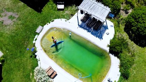 an aerial view of a large pool of green water at Cabañas Virazón - Las chircas in San Eduardo del Mar