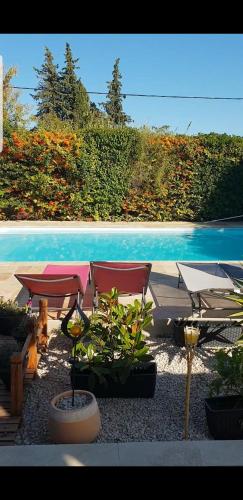 - une piscine bordée de parasols et de chaises dans l'établissement F1 Moderne avec Piscine privée et Vue sur le Garlaban, à Aubagne