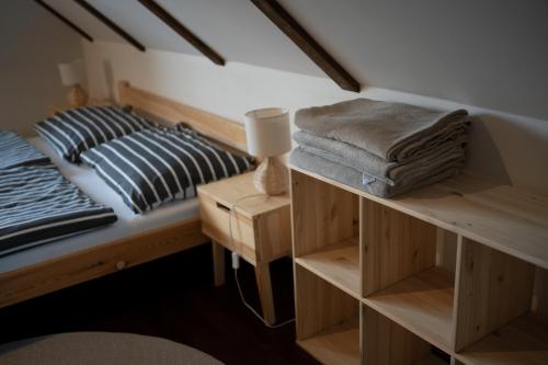 Letto o letti in una camera di Srub v Odeři
