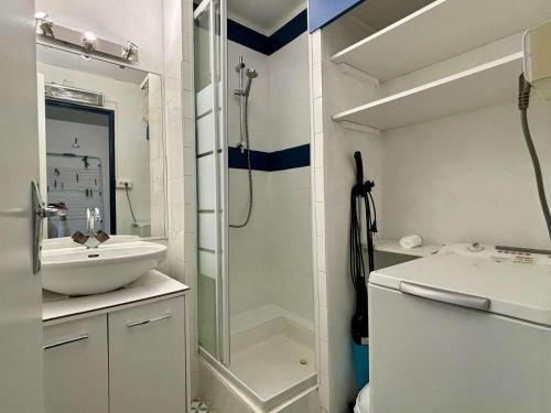 une salle de bain blanche avec une douche et un lavabo dans l'établissement Appartement 2 pièces - 4 personnes AR070-025, à Argelès-sur-Mer