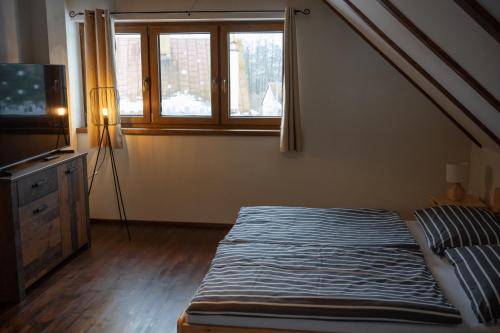 una camera da letto con un letto e una finestra di Srub v Odeři a Hroznětín
