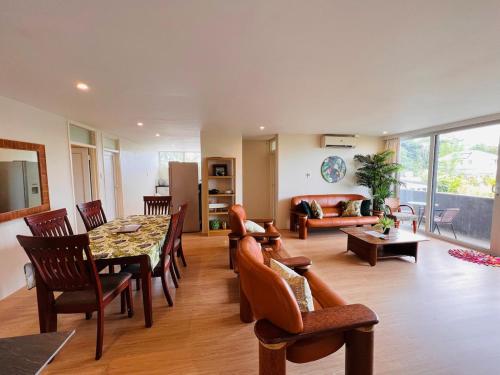ein großes Wohnzimmer mit einem Tisch und Stühlen in der Unterkunft Kidsfirst Apartment 5- Duncan Road, Suva City in Suva