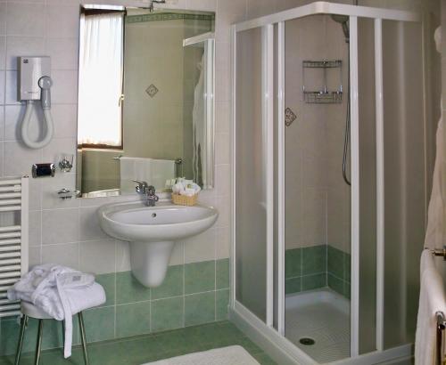 Ein Badezimmer in der Unterkunft Hotel Astra
