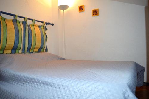une chambre avec un lit blanc avec deux oreillers dans l'établissement Maison Studio cabine mezzanine 4 couchages ARGELES SUR MER AR440-126, à Argelès-sur-Mer