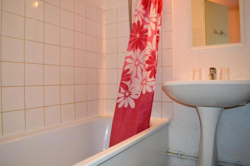une salle de bain avec une baignoire, un lavabo et un rideau de douche dans l'établissement Maison Studio cabine mezzanine 4 couchages ARGELES SUR MER AR440-126, à Argelès-sur-Mer