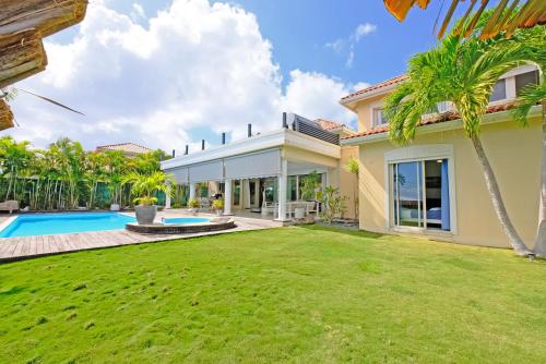 une vue extérieure d'une maison avec cour dans l'établissement Villa Dampierre, au Gosier