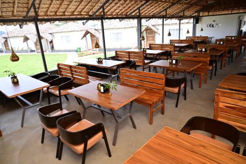 Un restaurante u otro lugar para comer en The Hampi Cafe