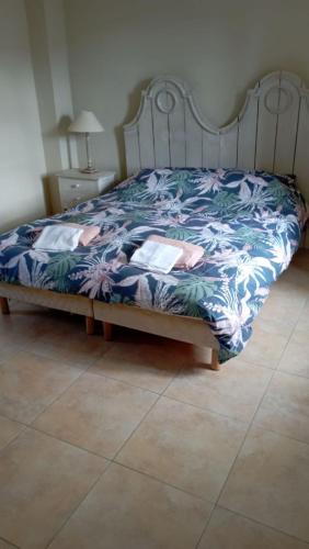 une chambre avec un lit avec une couette bleue et blanche dans l'établissement Maison 4 ou 6 personnes au cœur Corbières, à Saint-Laurent-de-la-Cabrerisse