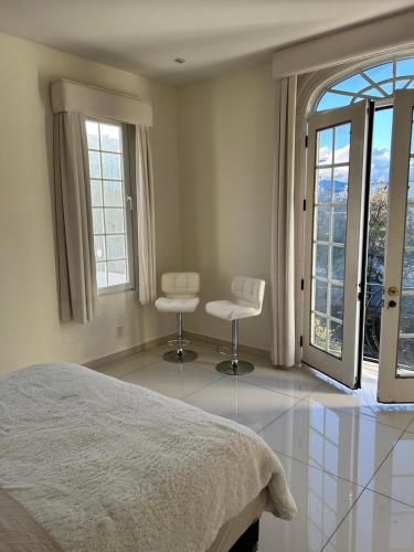 Modern room with balconyにあるベッド