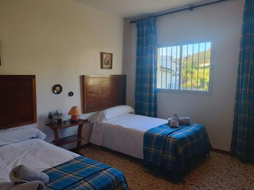 ein Hotelzimmer mit zwei Betten und einem Fenster in der Unterkunft La Fresquita, Castaño del Robledo in Castaño de Robledo