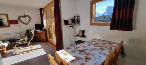 ル・デヴォリュイにあるGrand 3 pièces cosy à SuperDévoluy (05) - Plein Sud, au pied des pistesのベッドルーム1室(ベッド1台、窓付)