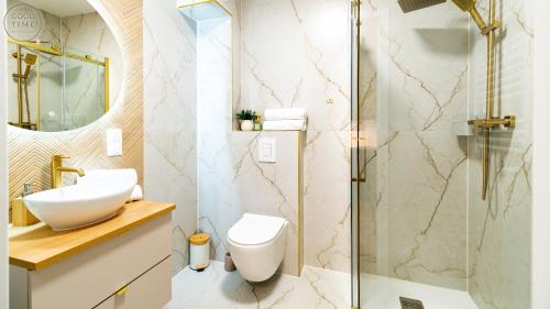 a bathroom with a shower and a toilet and a sink at Apartamenty Good Time - Belle View - Centrum in Szklarska Poręba
