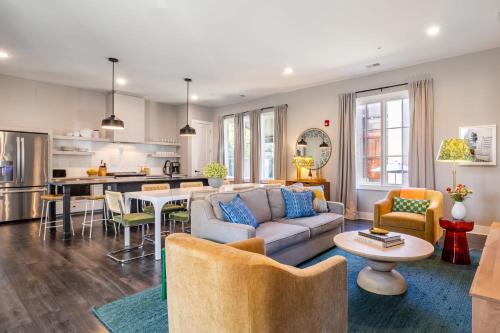 a living room and kitchen with a couch and a table at The Magnolia by AvantStay in Nashville