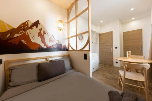 une chambre avec un grand lit et une table dans l'établissement Denver Paris, à Champigny-sur-Marne