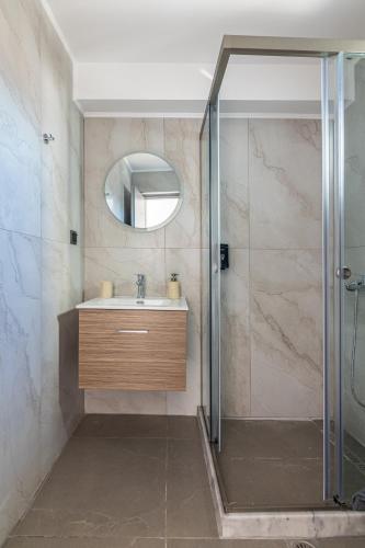 a bathroom with a sink and a shower at Gianna's Apartments in Bendevís